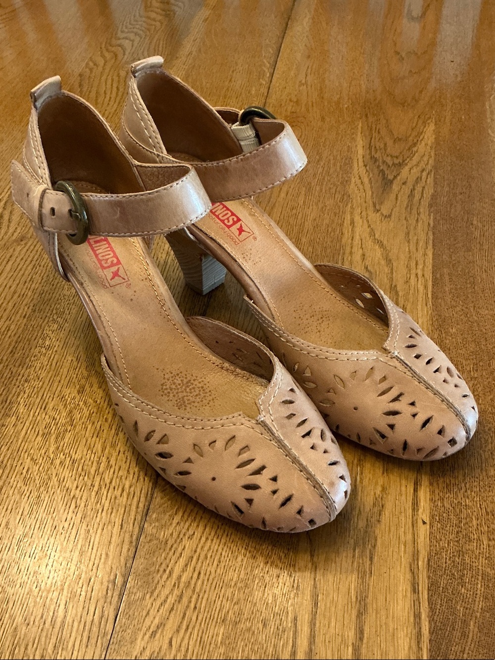 Woman’s PIKOLINOS  tan heel leather shoe. Size 40. Stacked 3” heel. Barely worn!